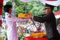 Serahkan Petaka : Penurunan bendera PUsaka MErah PUtih selesai dilakukan dan langsung diserahkan kepada Inspektur Upacara.(yong) 