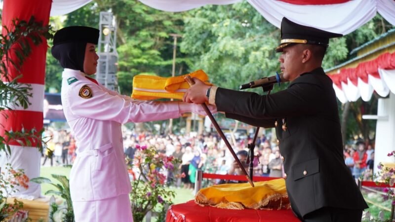 Serahkan Petaka : Penurunan bendera PUsaka MErah PUtih selesai dilakukan dan langsung diserahkan kepada Inspektur Upacara.(yong) 
