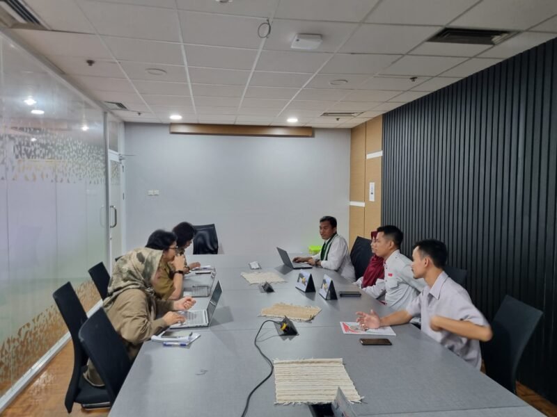 Pengurus Pusat Kesatuan Aksi Mahasiswa Muslim Indonesia (PP KAMMI) mendatangi kantor Kementerian Lingkungan Hidup dan Kehutanan (KLHK) di Jakarta pada Senin, 19 Agustus 2024. Kelompok aktivis yang baru satu bulan dilantik ini menyampaikan kajian beserta catatan kritisnya 