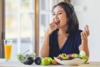 Poto ilustrasi perempuan sedang makan buah.(int)