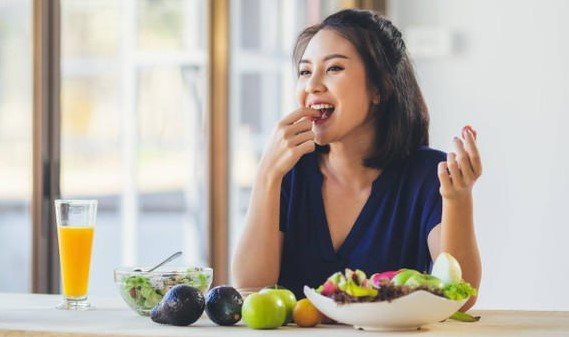 Poto ilustrasi perempuan sedang makan buah.(int)