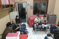 Kasat Reskrim Polres Langkat Iptu Beltran Marising didampingi Kanit Tipikor menyerahkan tersangka Okor Ginting kekejaksaan Negeri Langkat.(ist)