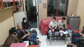 Kasat Reskrim Polres Langkat Iptu Beltran Marising didampingi Kanit Tipikor menyerahkan tersangka Okor Ginting kekejaksaan Negeri Langkat.(ist)