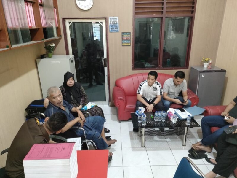 Kasat Reskrim Polres Langkat Iptu Beltran Marising didampingi Kanit Tipikor menyerahkan tersangka Okor Ginting kekejaksaan Negeri Langkat.(ist)