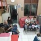 Kasat Reskrim Polres Langkat Iptu Beltran Marising didampingi Kanit Tipikor menyerahkan tersangka Okor Ginting kekejaksaan Negeri Langkat.(ist)