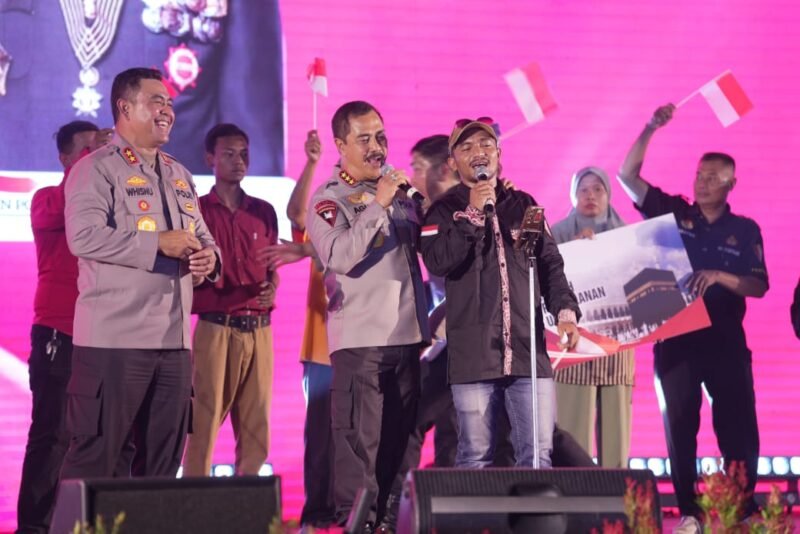  Wakil Kepala Kepolisian Republik Indonesia (Wakapolri) Komjen. Pol. Drs. Agus Andrianto, S.H., M.H., didampingi oleh Kapolda Sumatera Utara (Kapolda Sumut) Irjen. Pol. Whisnu Hermawan F, S.I.K., M.H., mengadakan kegiatan silaturahmi kamtibmas dengan komunitas masyarakat Sumatera Utara dalam rangka cooling system pilkada damai tahun 2024 bertempat di Gor Astaka Jalan William Iskandar Pancing, Selasa (20/08/2024).(ist)