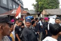 Ratusan umat Islam yang tergabung dalam Forum Umat Islam (FUI) Sumatera Utara, menggelar aksi unjukrasa damai dengan  menggeruduk Pondok Pesantren Ma'rufatulloh Kolo Saketi pimpinan Kyai M. Amar Al Hafidz, yang beralamat di Jalan Danau Sentani, Kelurahan Tunggurono, Kecamatan Binjai Timur, Selasa (20/8). (kusmul)