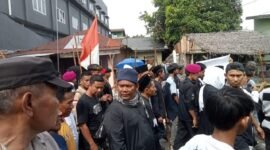 Ratusan umat Islam yang tergabung dalam Forum Umat Islam (FUI) Sumatera Utara, menggelar aksi unjukrasa damai dengan  menggeruduk Pondok Pesantren Ma'rufatulloh Kolo Saketi pimpinan Kyai M. Amar Al Hafidz, yang beralamat di Jalan Danau Sentani, Kelurahan Tunggurono, Kecamatan Binjai Timur, Selasa (20/8). (kusmul)