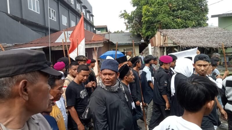 Ratusan umat Islam yang tergabung dalam Forum Umat Islam (FUI) Sumatera Utara, menggelar aksi unjukrasa damai dengan  menggeruduk Pondok Pesantren Ma'rufatulloh Kolo Saketi pimpinan Kyai M. Amar Al Hafidz, yang beralamat di Jalan Danau Sentani, Kelurahan Tunggurono, Kecamatan Binjai Timur, Selasa (20/8). (kusmul)
