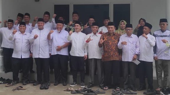 Bapaslon BUpati Langkat Iskandar Sugito dan Adli Tama Hidayat Sembiring saat silaturahmi ke Kantor MUI Langkat meminta Nasehat kepada para Ulama.(Reza)