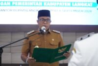 Pj BUpati Langkat Fasisal Hasrimy saat melantik pejabat eselon dilingkungan kerjanya.(is)
