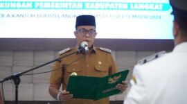 Pj BUpati Langkat Fasisal Hasrimy saat melantik pejabat eselon dilingkungan kerjanya.(is)