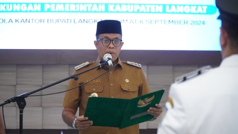 Pj BUpati Langkat Fasisal Hasrimy saat melantik pejabat eselon dilingkungan kerjanya.(is)
