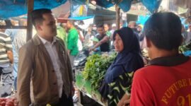 Bacalon Wakil Bupati Langkat Adli Tama Hidayat Sembiring saat menyambangi warga dipasar Pangkalan Brandan. Banyak harapan warga kepadanya. (Dwis)