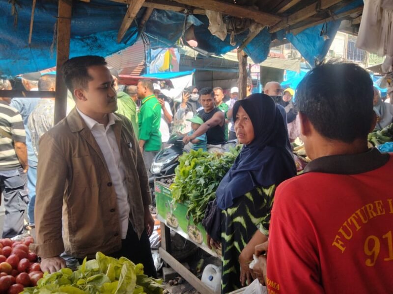 Bacalon Wakil Bupati Langkat Adli Tama Hidayat Sembiring saat menyambangi warga dipasar Pangkalan Brandan. Banyak harapan warga kepadanya. (Dwis)