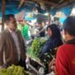 Bacalon Wakil Bupati Langkat Adli Tama Hidayat Sembiring saat menyambangi warga dipasar Pangkalan Brandan. Banyak harapan warga kepadanya. (Dwis)