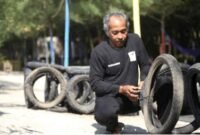 Keterangan foto: Masyarakat di Pasir Putih sedang membuat Appostraps yang berbahan dasar ban bekas. Selain berbiaya murah, Appostraps juga mudah diduplikasi masyarakat.(isT