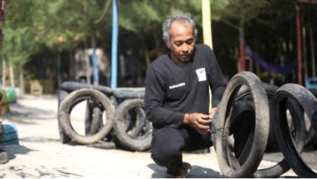 Keterangan foto: Masyarakat di Pasir Putih sedang membuat Appostraps yang berbahan dasar ban bekas. Selain berbiaya murah, Appostraps juga mudah diduplikasi masyarakat.(isT