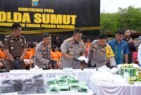 Kapolda Sumut Irjen. Pol. Whisnu Hermawan F, S.IK., M.H. melakukan konferensi pers pengungkapan narkotika di gelar di lapangan belakang Mapolda Sumut, Selasa (17/09/2024).
