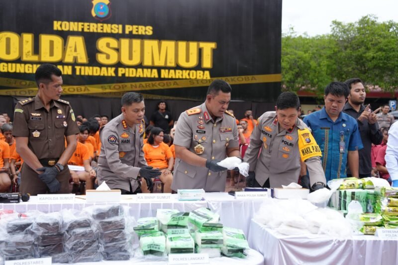 Kapolda Sumut Irjen. Pol. Whisnu Hermawan F, S.IK., M.H. melakukan konferensi pers pengungkapan narkotika di gelar di lapangan belakang Mapolda Sumut, Selasa (17/09/2024).