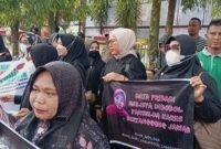 Para guru honorer melakukan aksi di Polres Langkat terkait dukungannya terhadap Meilisya Ramadhani, Stabat (08/10)