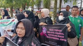 Para guru honorer melakukan aksi di Polres Langkat terkait dukungannya terhadap Meilisya Ramadhani, Stabat (08/10)
