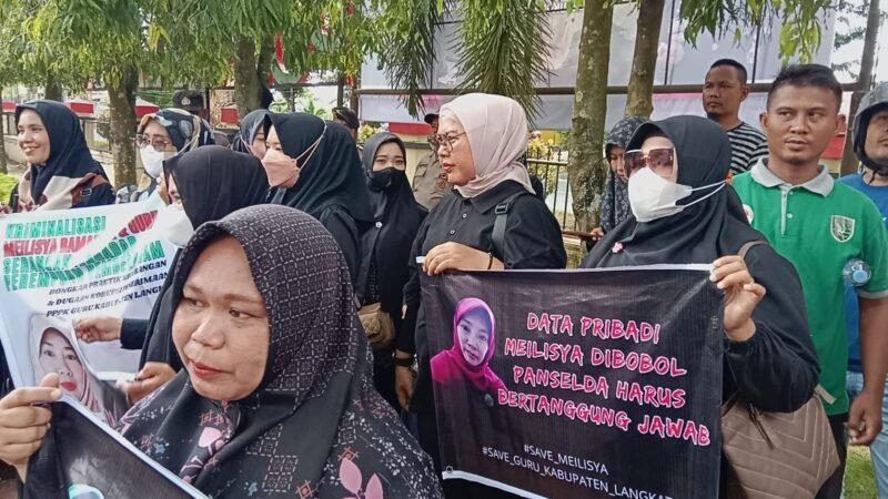 Para guru honorer melakukan aksi di Polres Langkat terkait dukungannya terhadap Meilisya Ramadhani, Stabat (08/10)