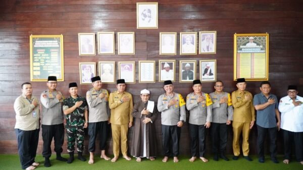 Foto bersama Pj Bupati Langkat dan Kapolda Sumatera saat kunjungan ke Persulukan Tuan Guru Besilam Syeikh Dr. Zikmal Fuad, Selasa (08/10)