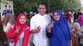 Warga Tunggurono foto bersama Calon Wali Kota Binjai Zainuddin Purba, Selasa (08/10) 