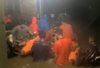 BPBD Kota Binjai lakukan evakuasi terhadap warga yang terdampak banjir di Kota Binjai, Selasa (08/10)