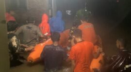 BPBD Kota Binjai lakukan evakuasi terhadap warga yang terdampak banjir di Kota Binjai, Selasa (08/10)