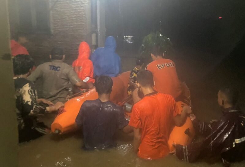 BPBD Kota Binjai lakukan evakuasi terhadap warga yang terdampak banjir di Kota Binjai, Selasa (08/10)