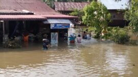 Warga terdampak banjir sedang mengungsi barang-barang di Kota Binjai, Rabu (09/10)