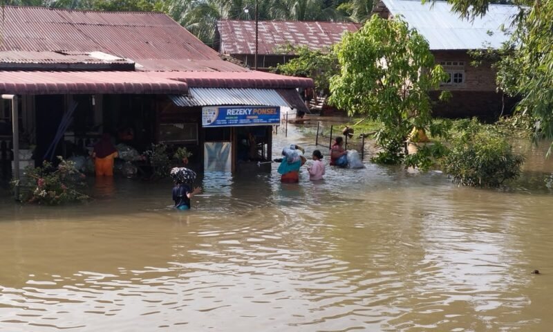 Warga terdampak banjir sedang mengungsi barang-barang di Kota Binjai, Rabu (09/10)