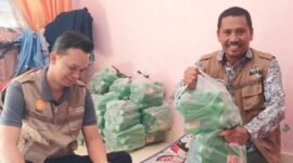 Relawan Zainuddin Purba - Hendro Susanto bantu korban Banjir di Kota Binjai, Rabu (09/10)