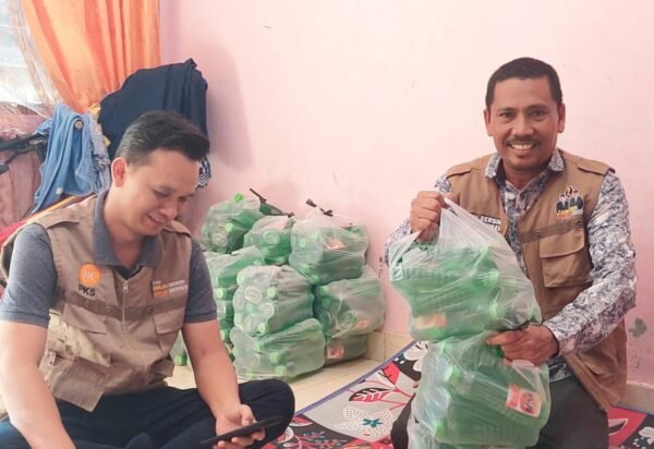 Relawan Zainuddin Purba - Hendro Susanto bantu korban Banjir di Kota Binjai, Rabu (09/10)