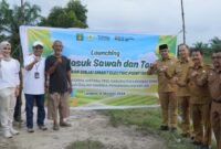 Pj Bupati Langkat Faisal Hasrimy meluncurkan program inovatif listrik masuk tambak di Kecamatan Gebang, Kabupaten Langkat, Selasa (8/10/24)