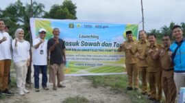 Pj Bupati Langkat Faisal Hasrimy meluncurkan program inovatif listrik masuk tambak di Kecamatan Gebang, Kabupaten Langkat, Selasa (8/10/24)
