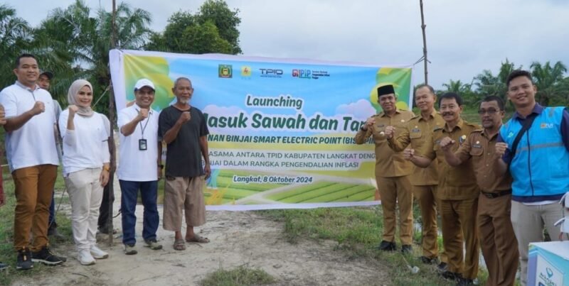 Pj Bupati Langkat Faisal Hasrimy meluncurkan program inovatif listrik masuk tambak di Kecamatan Gebang, Kabupaten Langkat, Selasa (8/10/24)