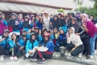 Calon Bupati Langkat nomor urut 02 H. Iskandar Sugito (tengah) foto bersama dengan emak-emak Divisi Kewanitaan Baja Hitam, Sabtu (12/10)