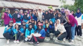 Calon Bupati Langkat nomor urut 02 H. Iskandar Sugito (tengah) foto bersama dengan emak-emak Divisi Kewanitaan Baja Hitam, Sabtu (12/10)