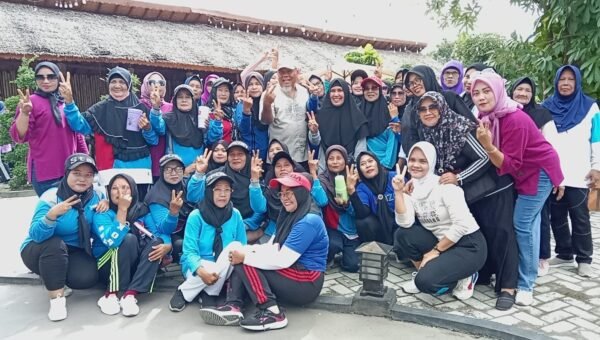 Calon Bupati Langkat nomor urut 02 H. Iskandar Sugito (tengah) foto bersama dengan emak-emak Divisi Kewanitaan Baja Hitam, Sabtu (12/10)