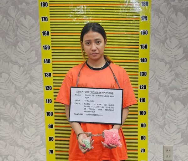 Tampang PPM 19 tahun, seorang wanita diduga bandar ekstasi untuk tempat hiburan malam di Kota Medan yang ditangkap pada Rabu (02/10/2024) lalu. Dari tangannya didapat 575 butir pil ekstasi dengan logo Trisula dan Granat. (Foto: Dok. Polda Sumut)