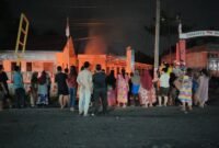 Warga Desa Serapuh Asli lakukan aksi bakar kantor desa akibat janji Pj Bupati Langkat Faisal Hasrimy untuk mencopot Kepala Desa Serapuh Asli tak kunjung terbukti, Selasa (15/10)