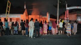 Warga Desa Serapuh Asli lakukan aksi bakar kantor desa akibat janji Pj Bupati Langkat Faisal Hasrimy untuk mencopot Kepala Desa Serapuh Asli tak kunjung terbukti, Selasa (15/10)