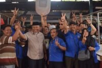 Iskandar Sugito bersama pedagang di Pasar Baru Stabat, Rabu (16/10)