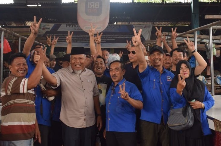 Iskandar Sugito bersama pedagang di Pasar Baru Stabat, Rabu (16/10)