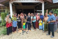 Bacalon Wakil Bupati Langkat Adli Tama Hidayat Sembiring (tengah) dapat dukungan dari warga Sei Lepan, Jum'at (18/10)