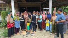 Bacalon Wakil Bupati Langkat Adli Tama Hidayat Sembiring (tengah) dapat dukungan dari warga Sei Lepan, Jum'at (18/10)