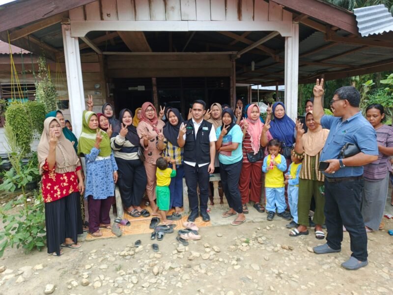 Bacalon Wakil Bupati Langkat Adli Tama Hidayat Sembiring (tengah) dapat dukungan dari warga Sei Lepan, Jum'at (18/10)